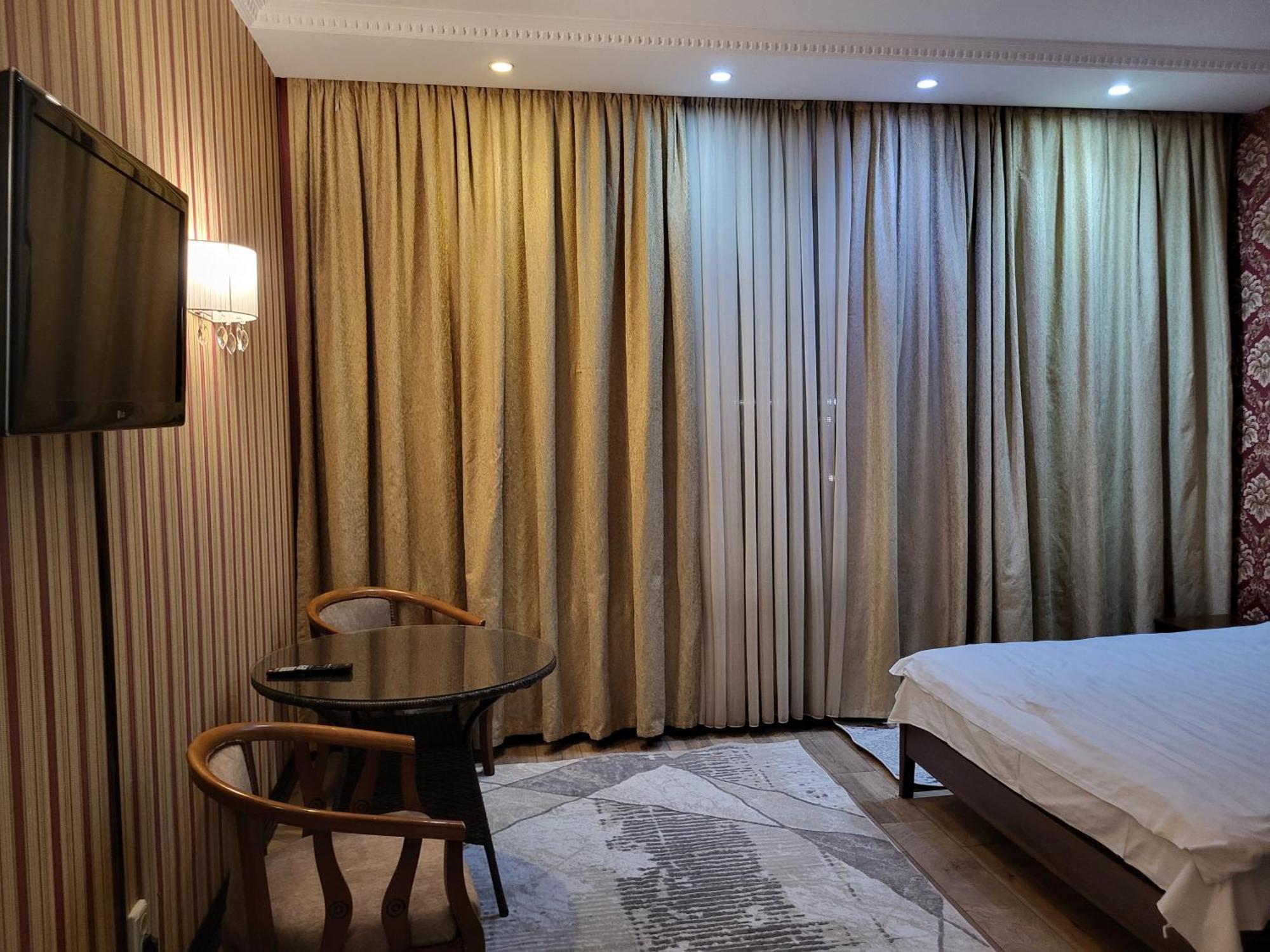 Seoul Hotel Shymkent Phòng bức ảnh